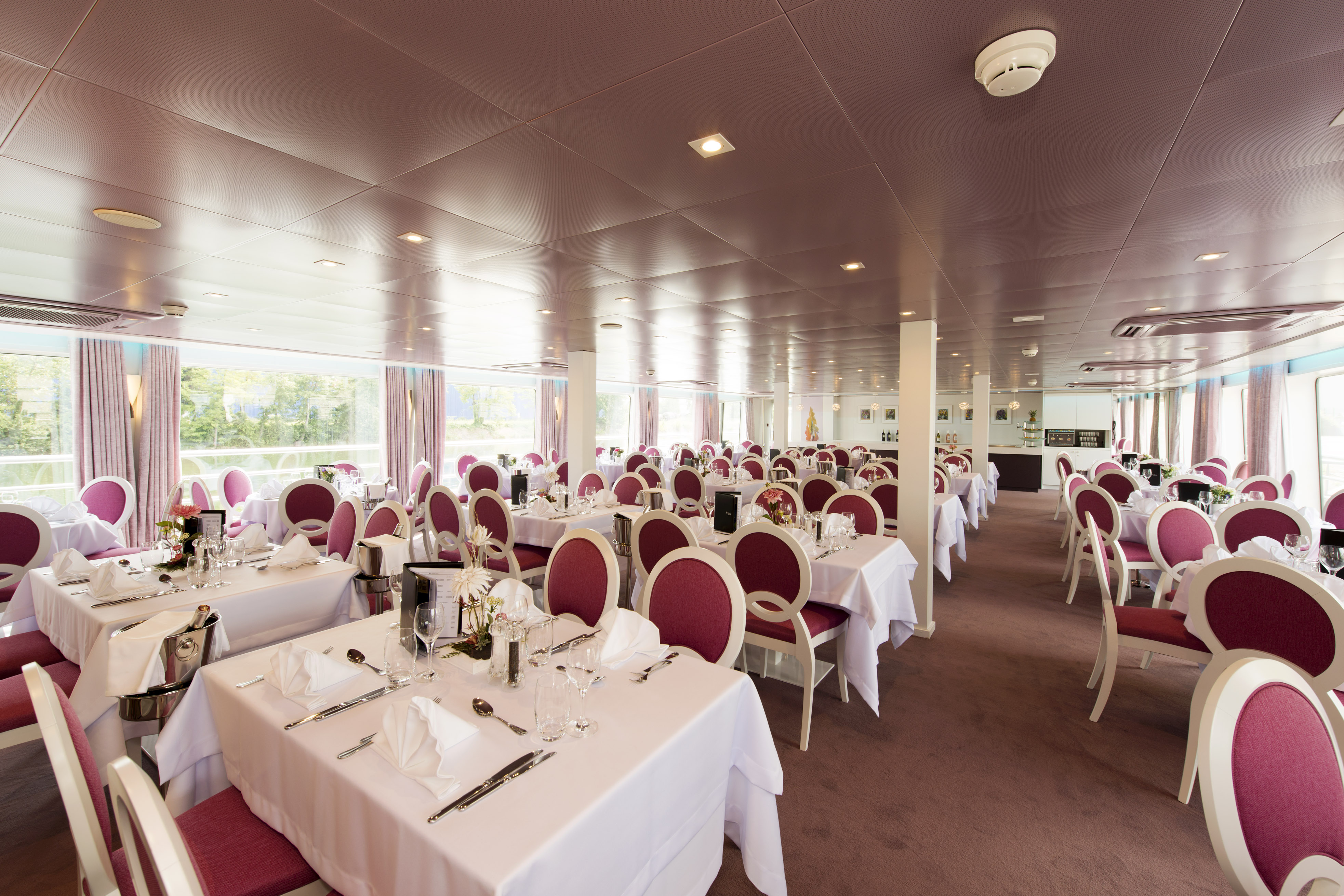 CroisiEurope MS Douce France Restaurant 1.jpg